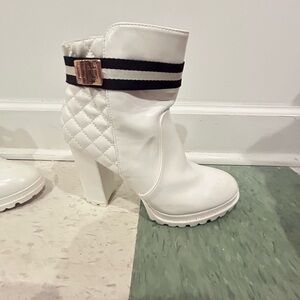 Stylish White Women's Boots